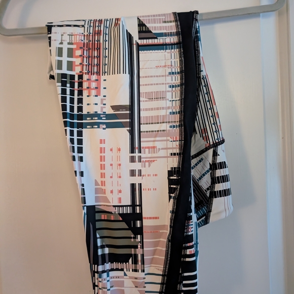 Abstract Patterned Strapless Top - Picture 2 of 3